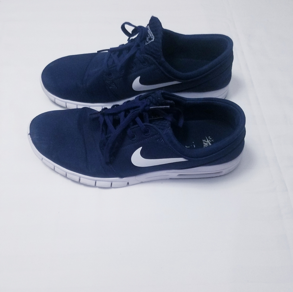 NIKE AIR SHOES.